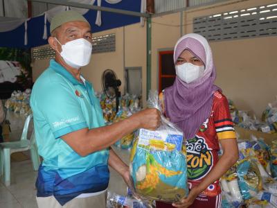 รับถุงยังชีพผู้ได้รับผลกระทบจากการแพร่ระบาดโรคโควิด 19