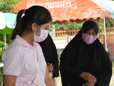 รับถุงยังชีพผู้ได้รับผลกระทบจากการแพร่ระบาดโรคโควิด 19