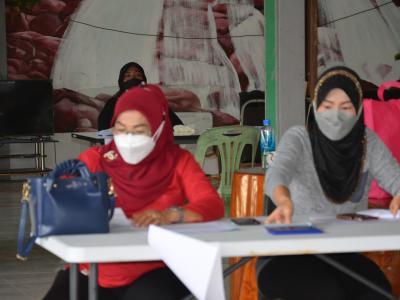 รับถุงยังชีพผู้ได้รับผลกระทบจากการแพร่ระบาดโรคโควิด 19