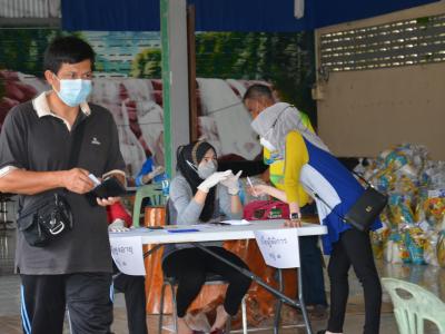 รับถุงยังชีพผู้ได้รับผลกระทบจากการแพร่ระบาดโรคโควิด 19