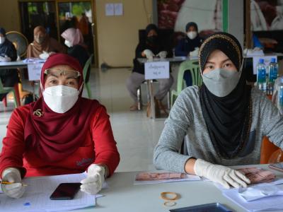 รับถุงยังชีพผู้ได้รับผลกระทบจากการแพร่ระบาดโรคโควิด 19