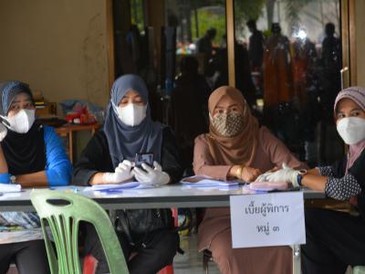 รับถุงยังชีพผู้ได้รับผลกระทบจากการแพร่ระบาดโรคโควิด 19