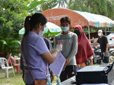 รับถุงยังชีพผู้ได้รับผลกระทบจากการแพร่ระบาดโรคโควิด 19