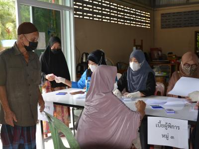 รับถุงยังชีพผู้ได้รับผลกระทบจากการแพร่ระบาดโรคโควิด 19