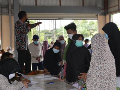 รับถุงยังชีพผู้ได้รับผลกระทบจากการแพร่ระบาดโรคโควิด 19