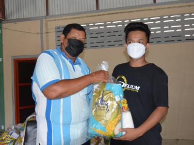 รับถุงยังชีพผู้ได้รับผลกระทบจากการแพร่ระบาดโรคโควิด 19