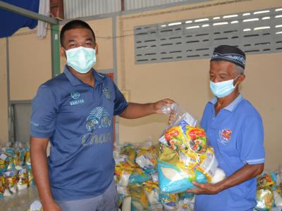 รับถุงยังชีพผู้ได้รับผลกระทบจากการแพร่ระบาดโรคโควิด 19