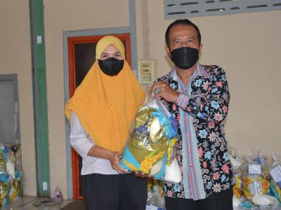 รับถุงยังชีพผู้ได้รับผลกระทบจากการแพร่ระบาดโรคโควิด 19