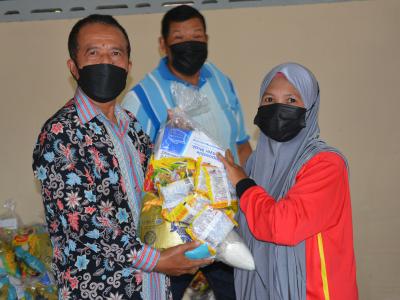 รับถุงยังชีพผู้ได้รับผลกระทบจากการแพร่ระบาดโรคโควิด 19