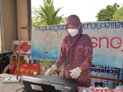 รับถุงยังชีพผู้ได้รับผลกระทบจากการแพร่ระบาดโรคโควิด 19