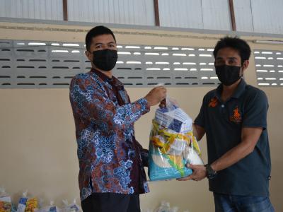 รับถุงยังชีพผู้ได้รับผลกระทบจากการแพร่ระบาดโรคโควิด 19