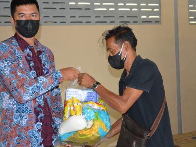 รับถุงยังชีพผู้ได้รับผลกระทบจากการแพร่ระบาดโรคโควิด 19