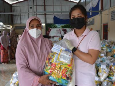 รับถุงยังชีพผู้ได้รับผลกระทบจากการแพร่ระบาดโรคโควิด 19