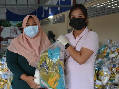 รับถุงยังชีพผู้ได้รับผลกระทบจากการแพร่ระบาดโรคโควิด 19