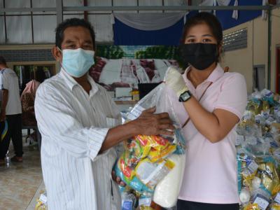 รับถุงยังชีพผู้ได้รับผลกระทบจากการแพร่ระบาดโรคโควิด 19