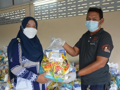 รับถุงยังชีพผู้ได้รับผลกระทบจากการแพร่ระบาดโรคโควิด 19