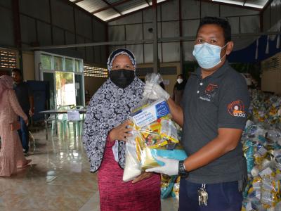 รับถุงยังชีพผู้ได้รับผลกระทบจากการแพร่ระบาดโรคโควิด 19