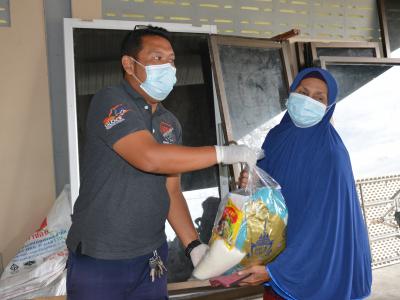 รับถุงยังชีพผู้ได้รับผลกระทบจากการแพร่ระบาดโรคโควิด 19