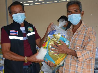 รับถุงยังชีพผู้ได้รับผลกระทบจากการแพร่ระบาดโรคโควิด 19