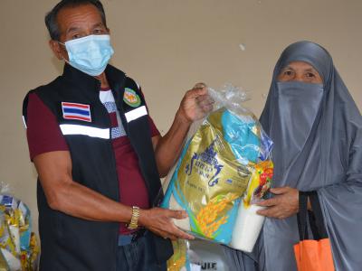 รับถุงยังชีพผู้ได้รับผลกระทบจากการแพร่ระบาดโรคโควิด 19