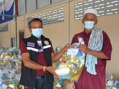 รับถุงยังชีพผู้ได้รับผลกระทบจากการแพร่ระบาดโรคโควิด 19