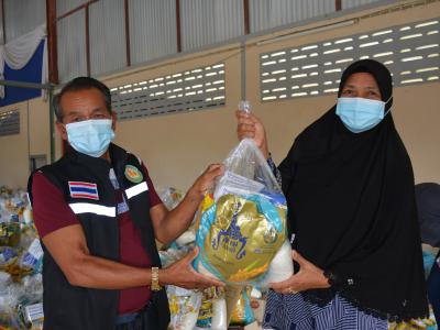 รับถุงยังชีพผู้ได้รับผลกระทบจากการแพร่ระบาดโรคโควิด 19