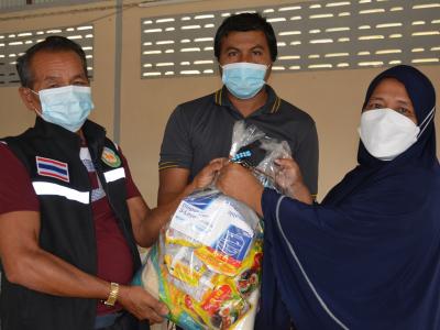 รับถุงยังชีพผู้ได้รับผลกระทบจากการแพร่ระบาดโรคโควิด 19