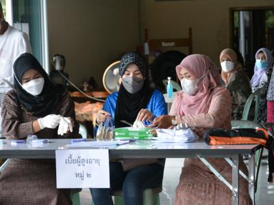 รับถุงยังชีพผู้ได้รับผลกระทบจากการแพร่ระบาดโรคโควิด 19