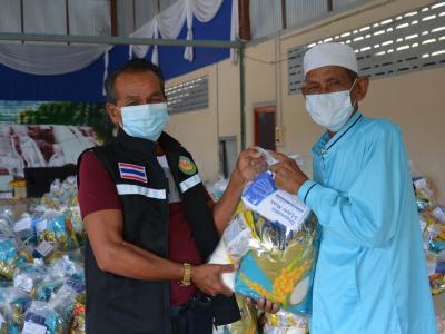 รับถุงยังชีพผู้ได้รับผลกระทบจากการแพร่ระบาดโรคโควิด 19