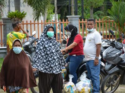 รับถุงยังชีพผู้ได้รับผลกระทบจากการแพร่ระบาดโรคโควิด 19