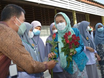 นายกต้อนรับ รมต.กระทรวงว่าการศึกษาธิการ ณ โรงเรียนฮาซานียะห์