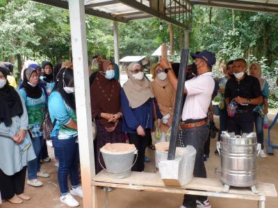 โครงการฝึกอบรมและศึกษาดูงานอาสาสมัครท้องถิ่นรักโลก