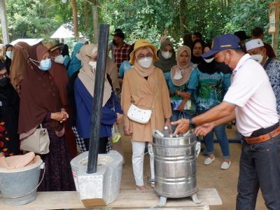 โครงการฝึกอบรมและศึกษาดูงานอาสาสมัครท้องถิ่นรักโลก