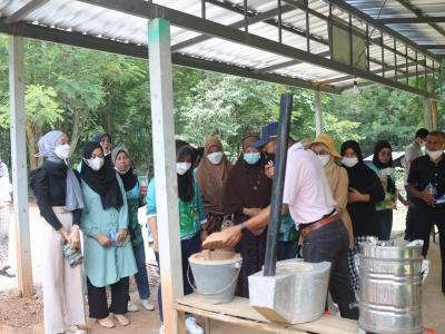 โครงการฝึกอบรมและศึกษาดูงานอาสาสมัครท้องถิ่นรักโลก