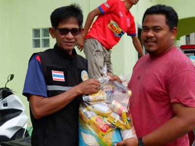 กิจกรรมแจกถุงยังชีพ ช่วยเหลือชาวบ้านประสบภัยน้ำท่วม