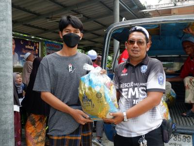 กิจกรรมแจกถุงยังชีพ ช่วยเหลือชาวบ้านประสบภัยน้ำท่วม