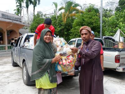 กิจกรรมแจกถุงยังชีพ ช่วยเหลือชาวบ้านประสบภัยน้ำท่วม