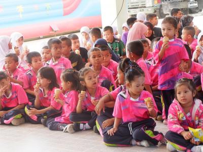 รองปลัดอบต.และเจ้าหน้าที่อบต.เข้ารวมกิจกรรมนาวิสัญจร