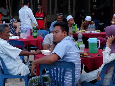 โครงการตำบลสานสัมพันธ์ร่วมละศิลอดและโครงการให้ความช่วยเหลือ