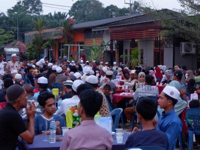 โครงการตำบลสานสัมพันธ์ร่วมละศิลอดและโครงการให้ความช่วยเหลือ