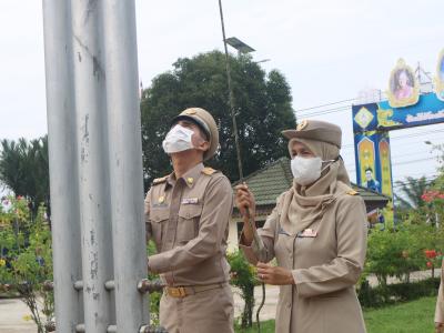คณะผู้บริหารและพนักงาน อบต ร่วมกิจกรรมเคารพธงชาติ
