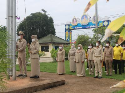 คณะผู้บริหารและพนักงาน อบต ร่วมกิจกรรมเคารพธงชาติ