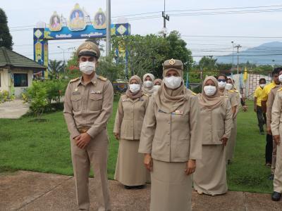 คณะผู้บริหารและพนักงาน อบต ร่วมกิจกรรมเคารพธงชาติ