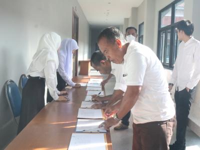 รองนายกอบต.ลุโบะบือซารับเกียรติบัตรของปปช.นราธิวาส