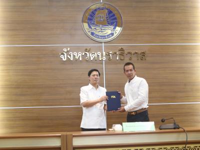 รองนายกอบต.ลุโบะบือซารับเกียรติบัตรของปปช.นราธิวาส