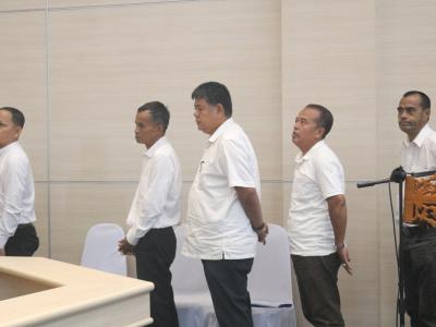 รองนายกอบต.ลุโบะบือซารับเกียรติบัตรของปปช.นราธิวาส