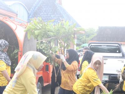 เจ้าหน้าที่พัฒนาบริเวณองค์การบริหารส่วนตำบลลุโบะบือซา
