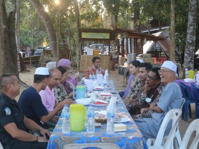 โครงการตำบลสัมพันธ์ร่วมละศิลอด และโครงการให้ความช่วยเหลือประชาชน