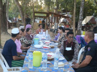 โครงการตำบลสัมพันธ์ร่วมละศิลอด และโครงการให้ความช่วยเหลือประชาชน