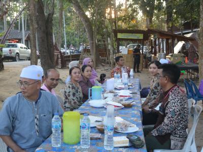 โครงการตำบลสัมพันธ์ร่วมละศิลอด และโครงการให้ความช่วยเหลือประชาชน